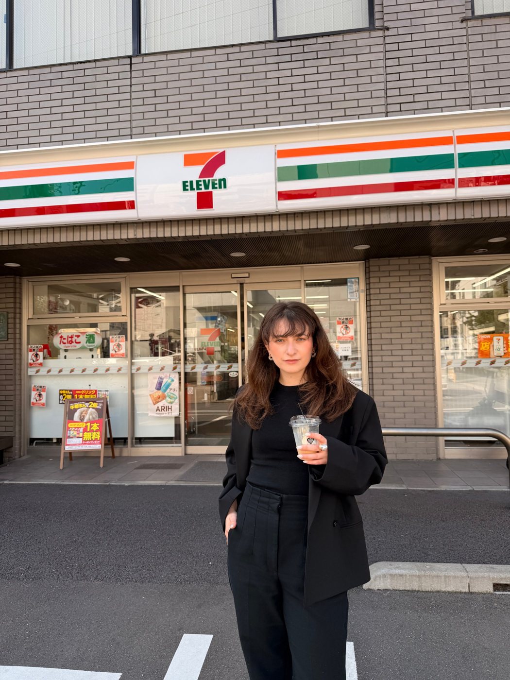 Nati em frente a uma loja de conveniência em Tóquio