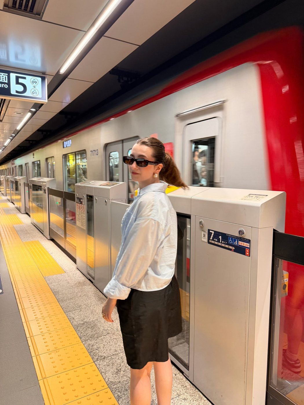 Nati na plataforma do metrô de Tóquio