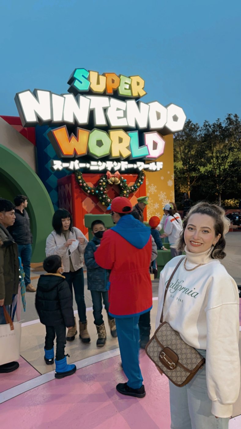 Nati em frente ao Super Nintendo World em Osaka
