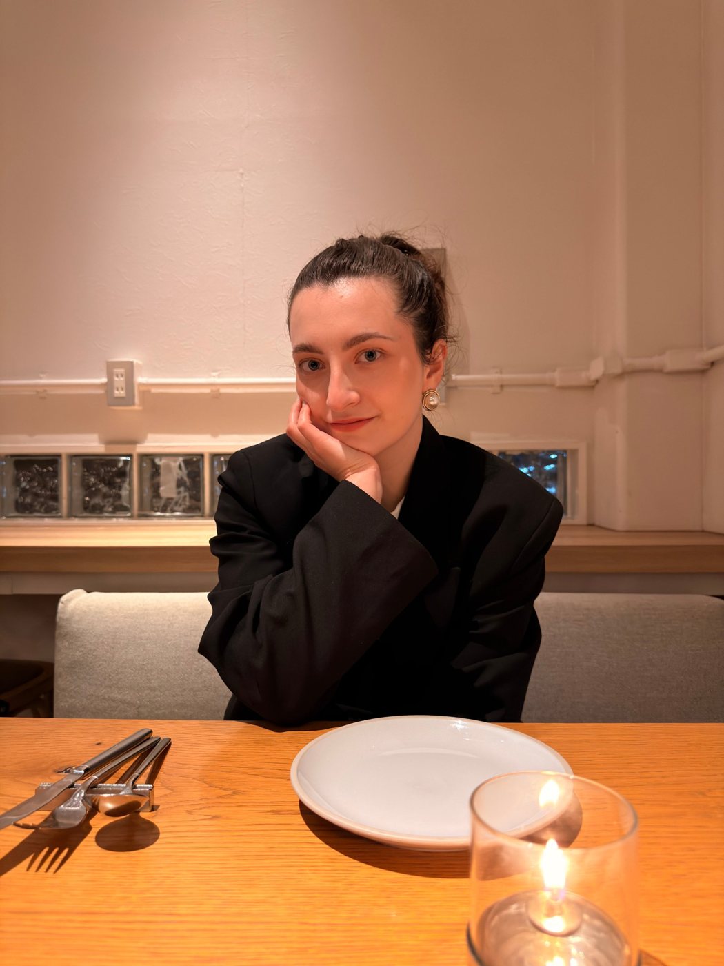 Nati sentada à mesa de um restaurante em Tóquio