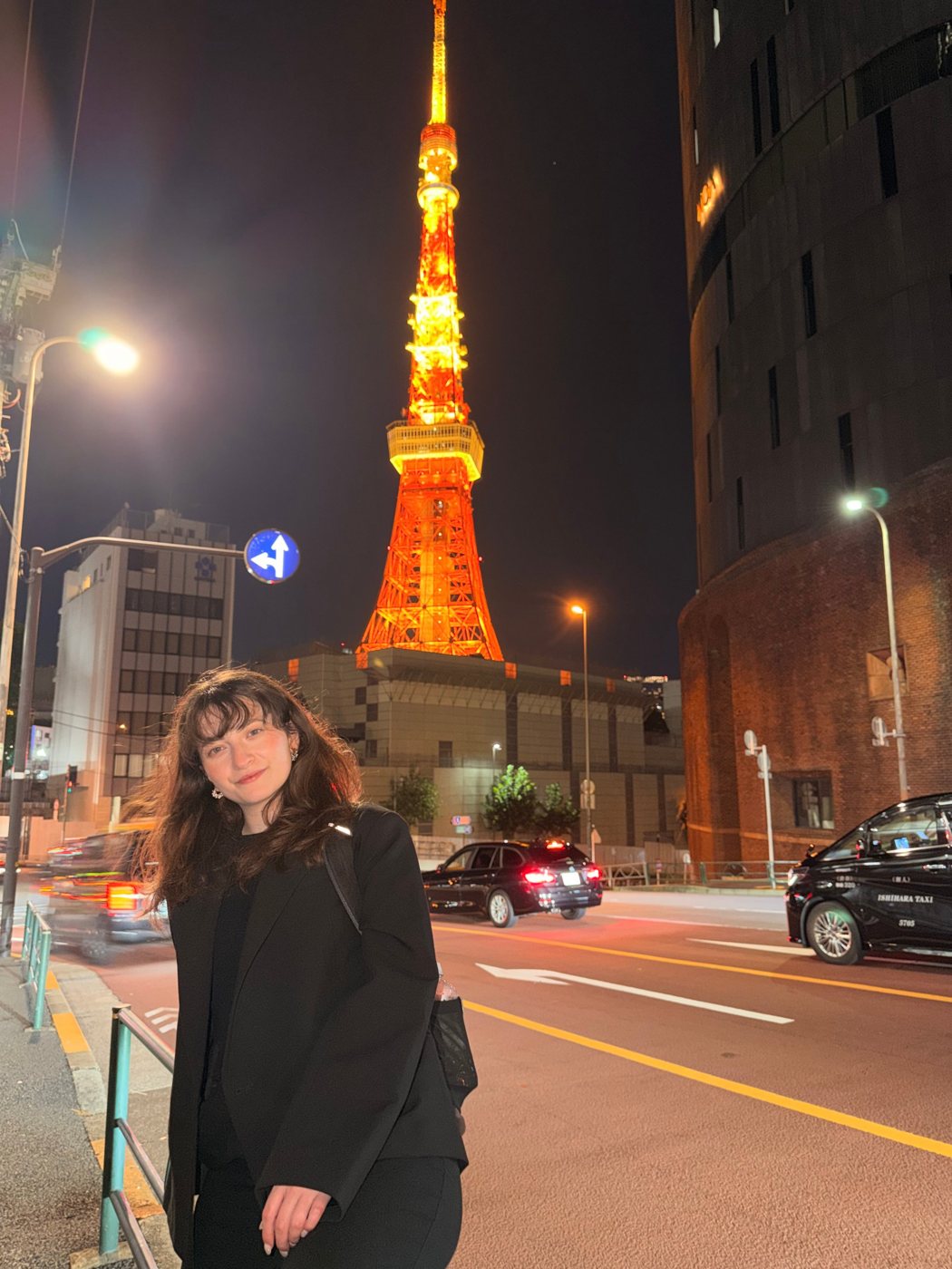 Nati à noite em frente à Torre de Tóquio iluminada