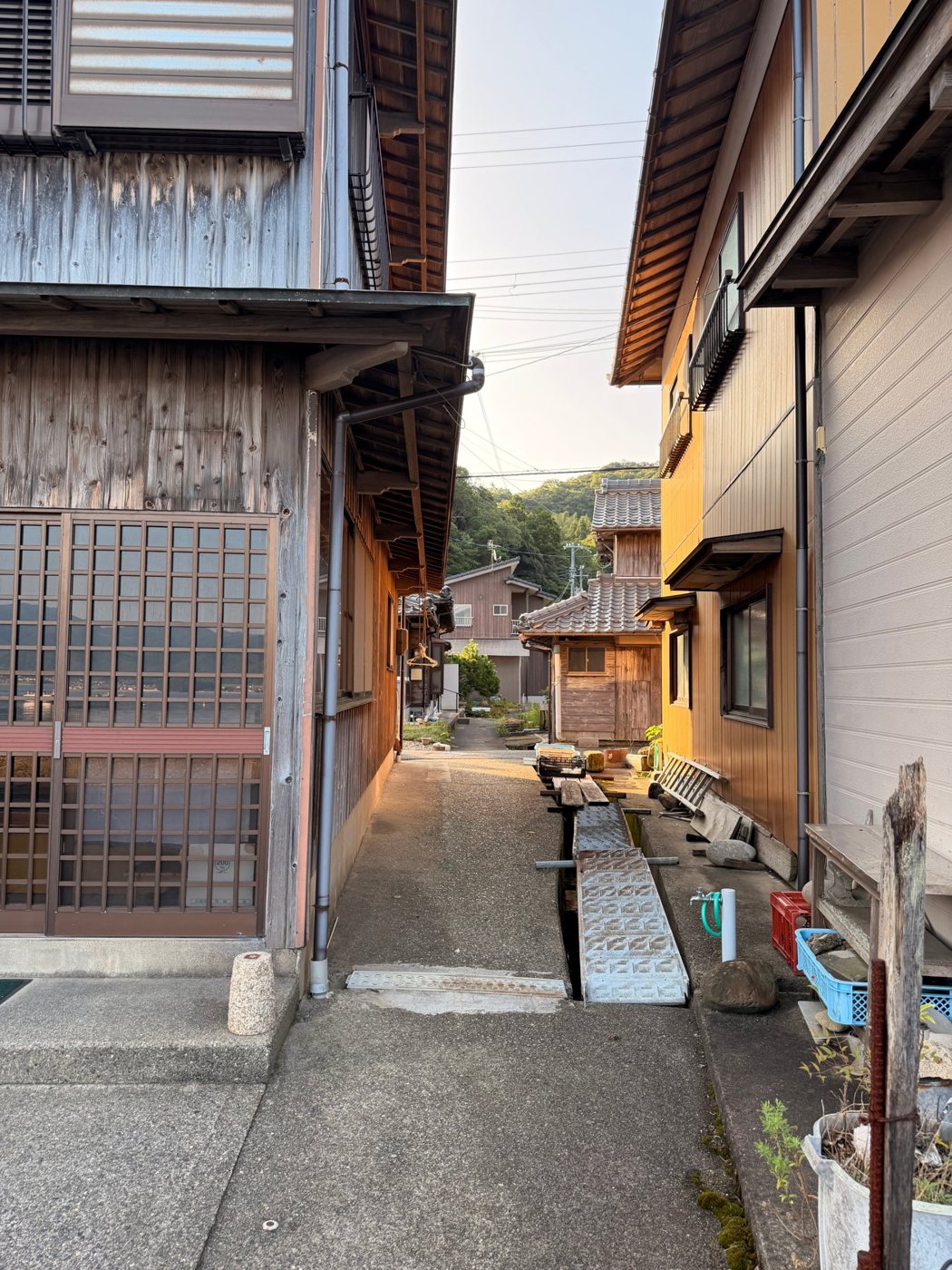 Ruela tranquila entre casas tradicionais de madeira numa cidade pequena do Japão